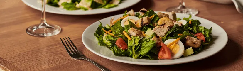 A plate of grilled chicken salad from Beggars Pizza