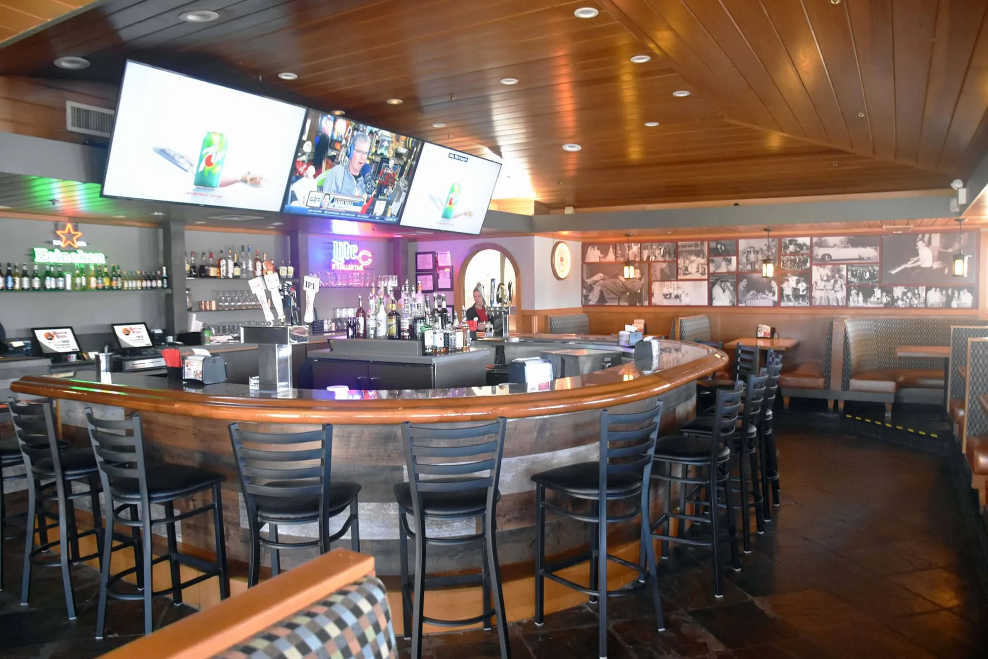 The interior bar at Beggars Pizza in Bolingbrook