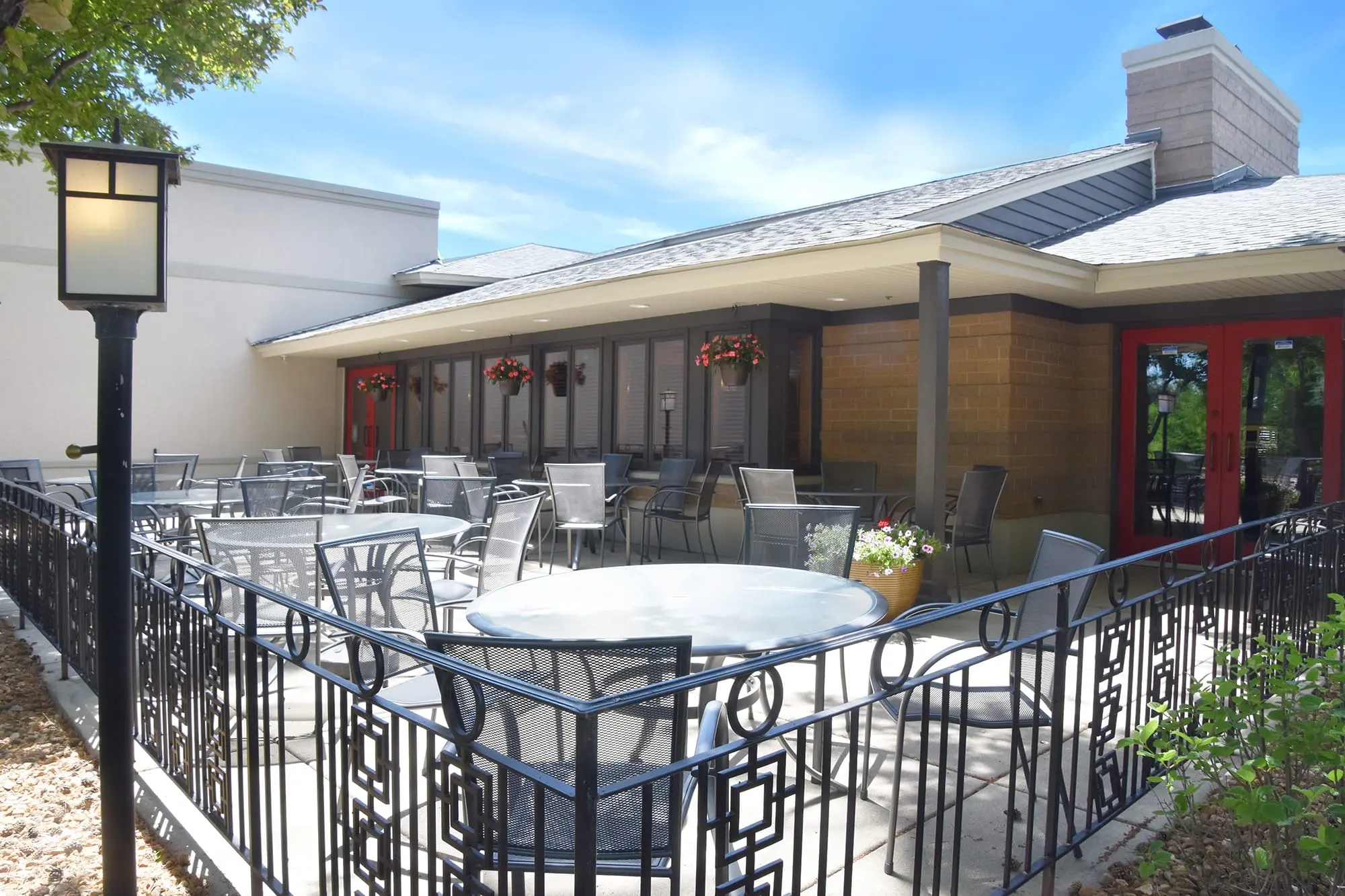 The outdoor patio at Beggars Pizza in Bolingbrook