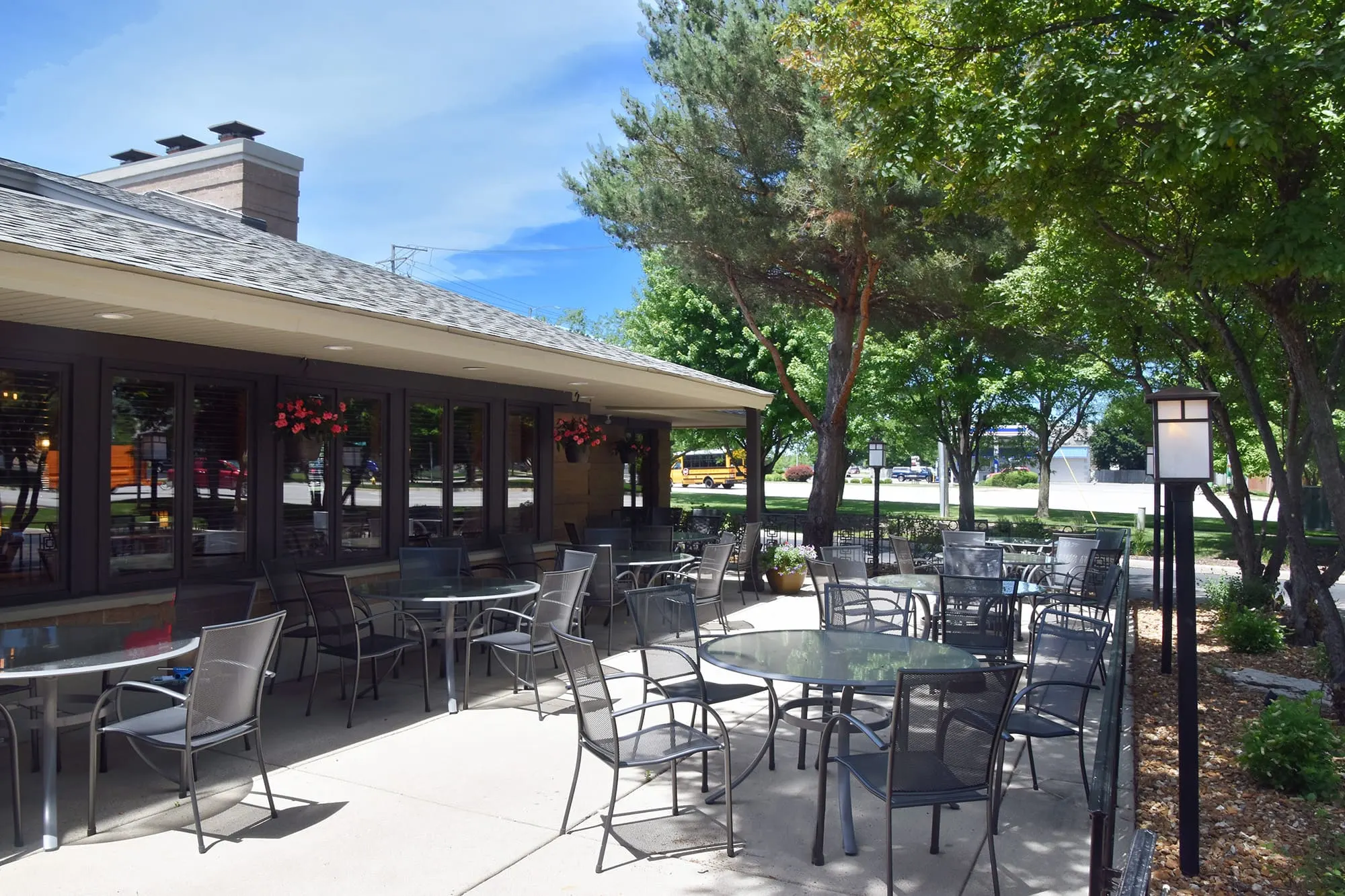 Another image of the patio at Beggars Pizza in Bolingbrook