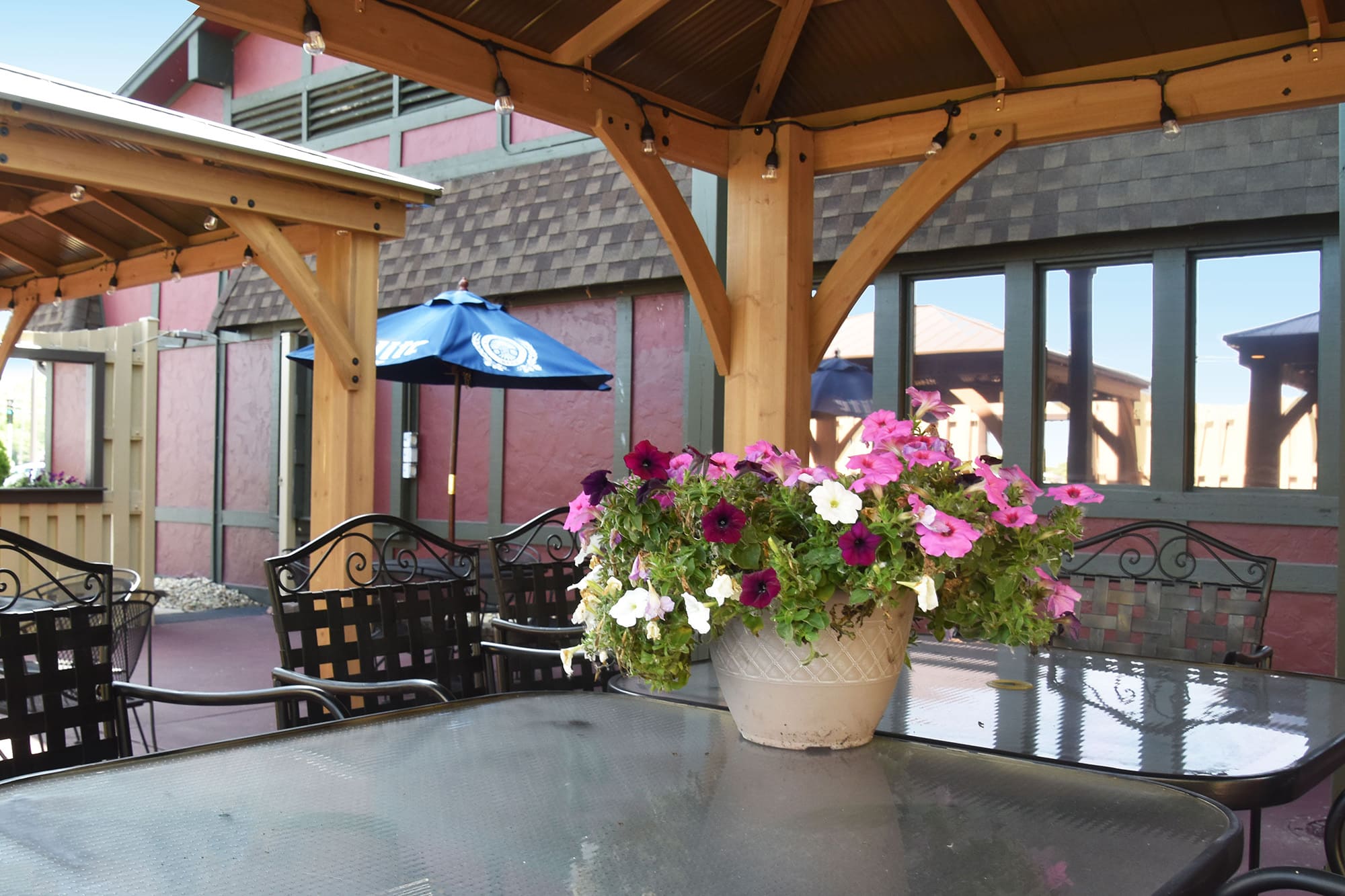 Another image of the patio at Beggars Pizza in Blue Island on Kedzie