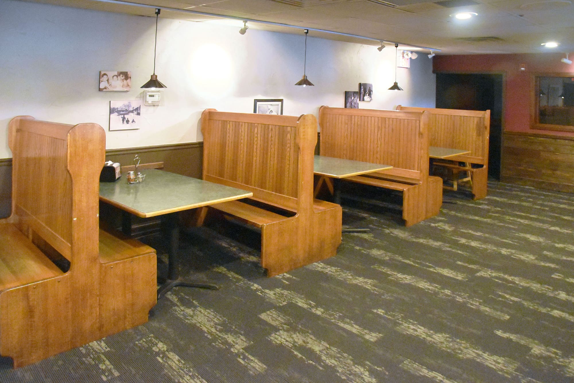 Interior seating at Beggars Pizza in Blue Island on Kedzie