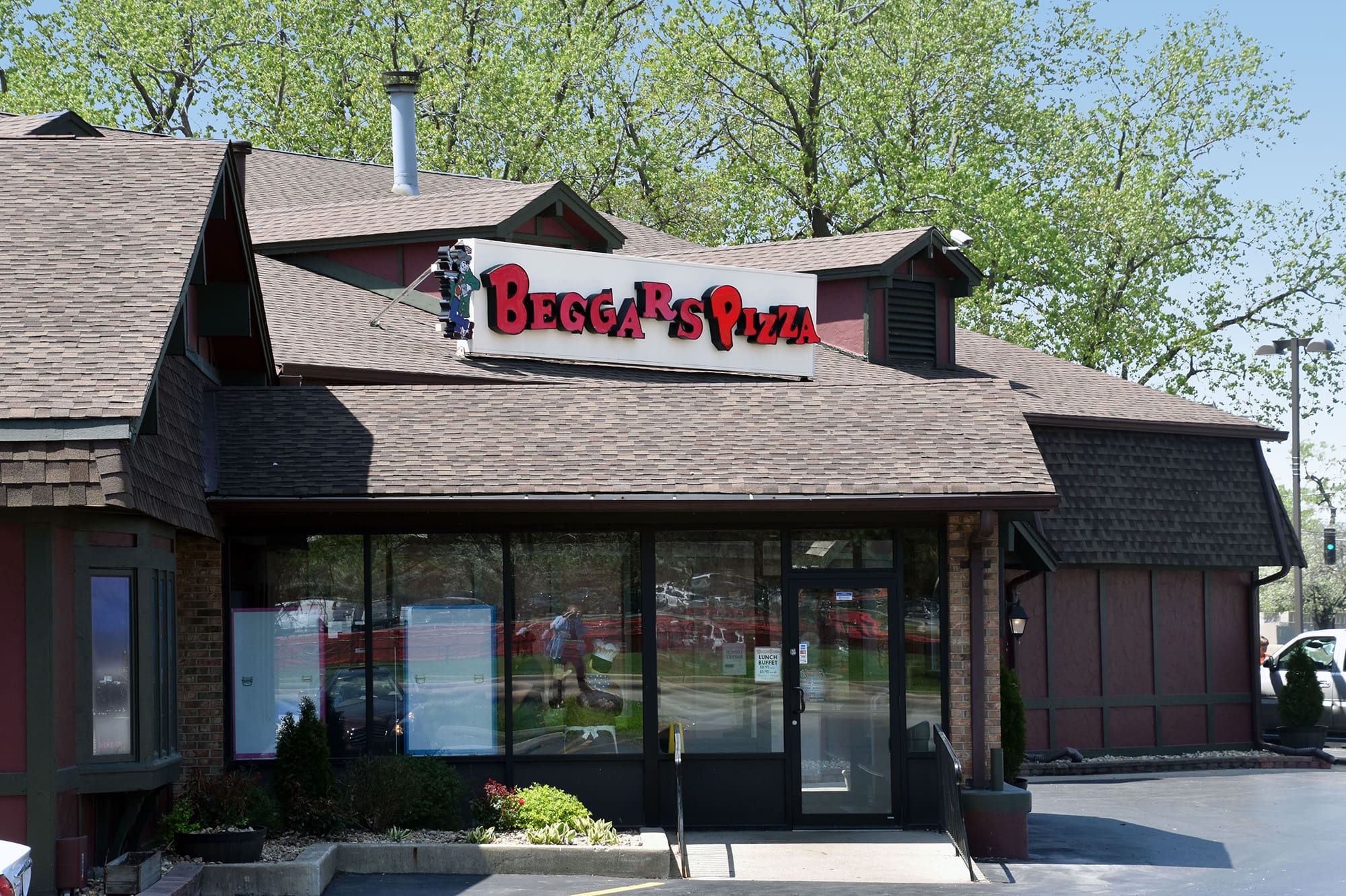 Exterior image of Beggars Pizza in Blue Island on Kedzie