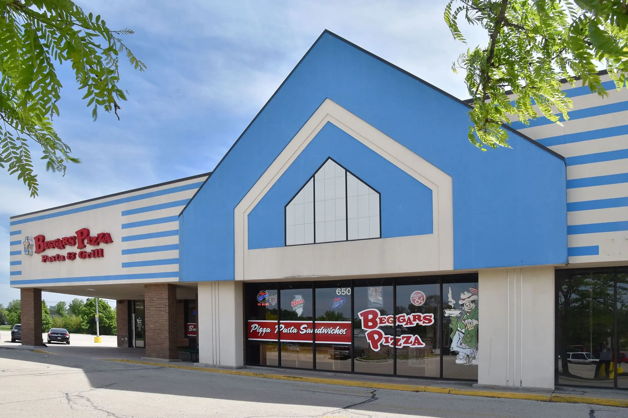 Another exterior image of Beggars Pizza in New Lenox