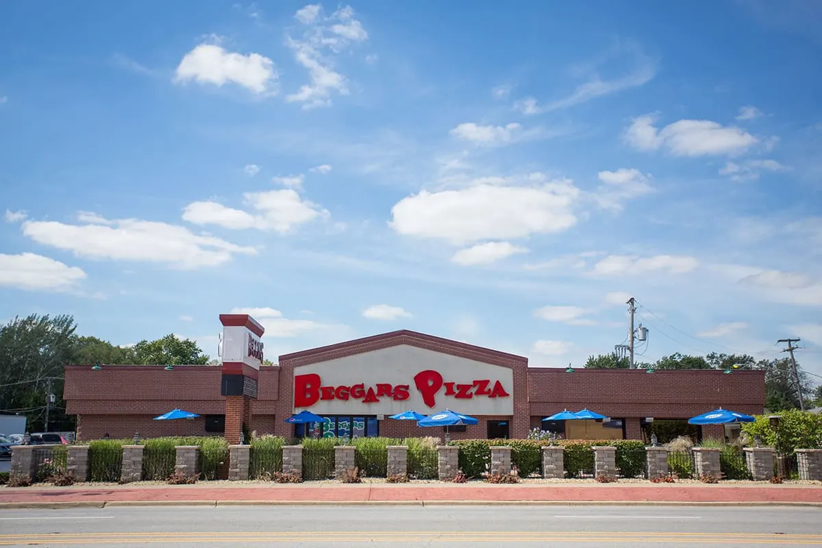Exterior of Beggars Pizza in Oak Forest