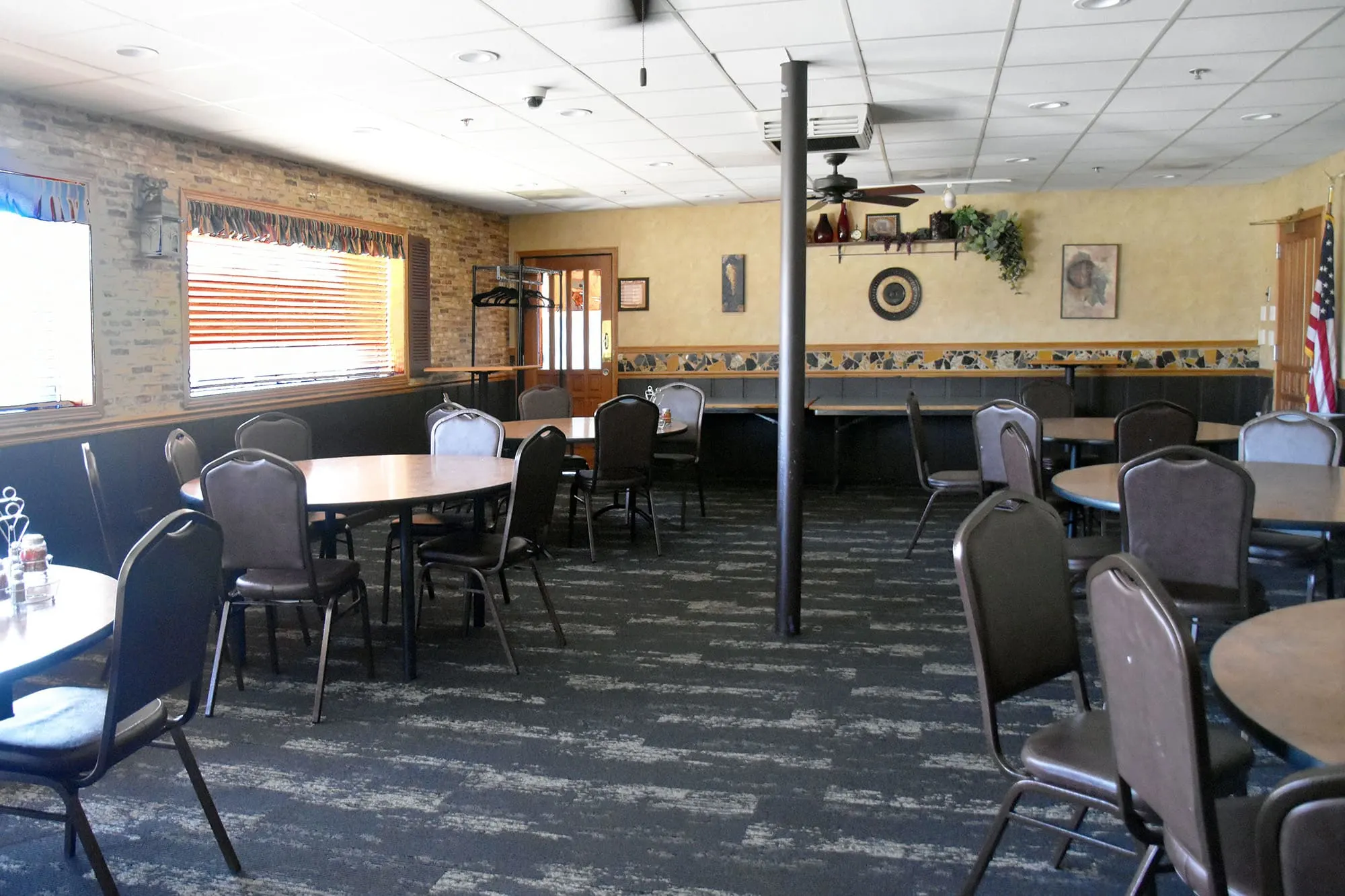 Additional interior seating at Beggars Pizza in Oak Forest