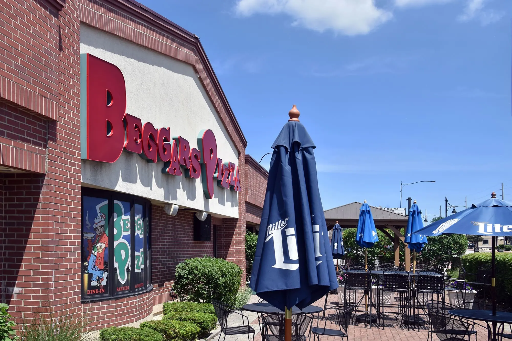 The outdoor patio of Beggars Pizza in Oak Forest