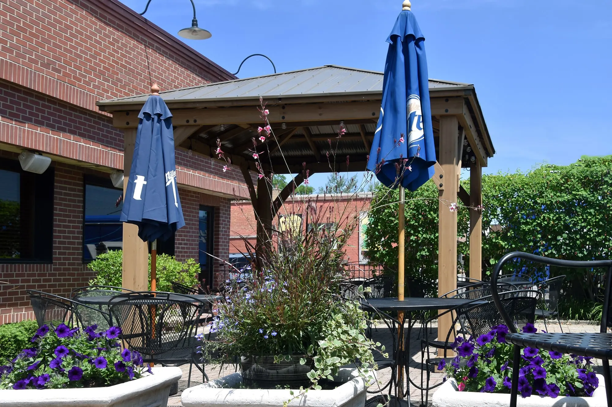 More images of the exterior patio at Beggars Pizza in Oak Forest