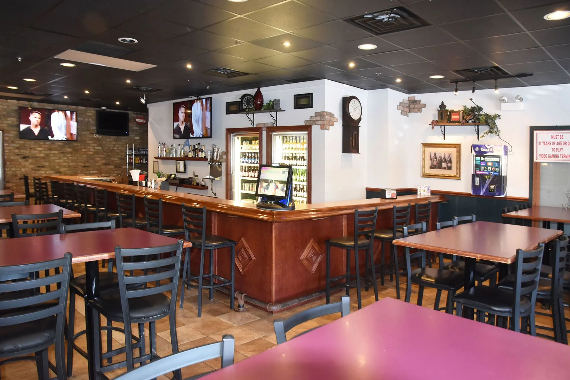 The interior bar at Beggars Pizza in Richton Park