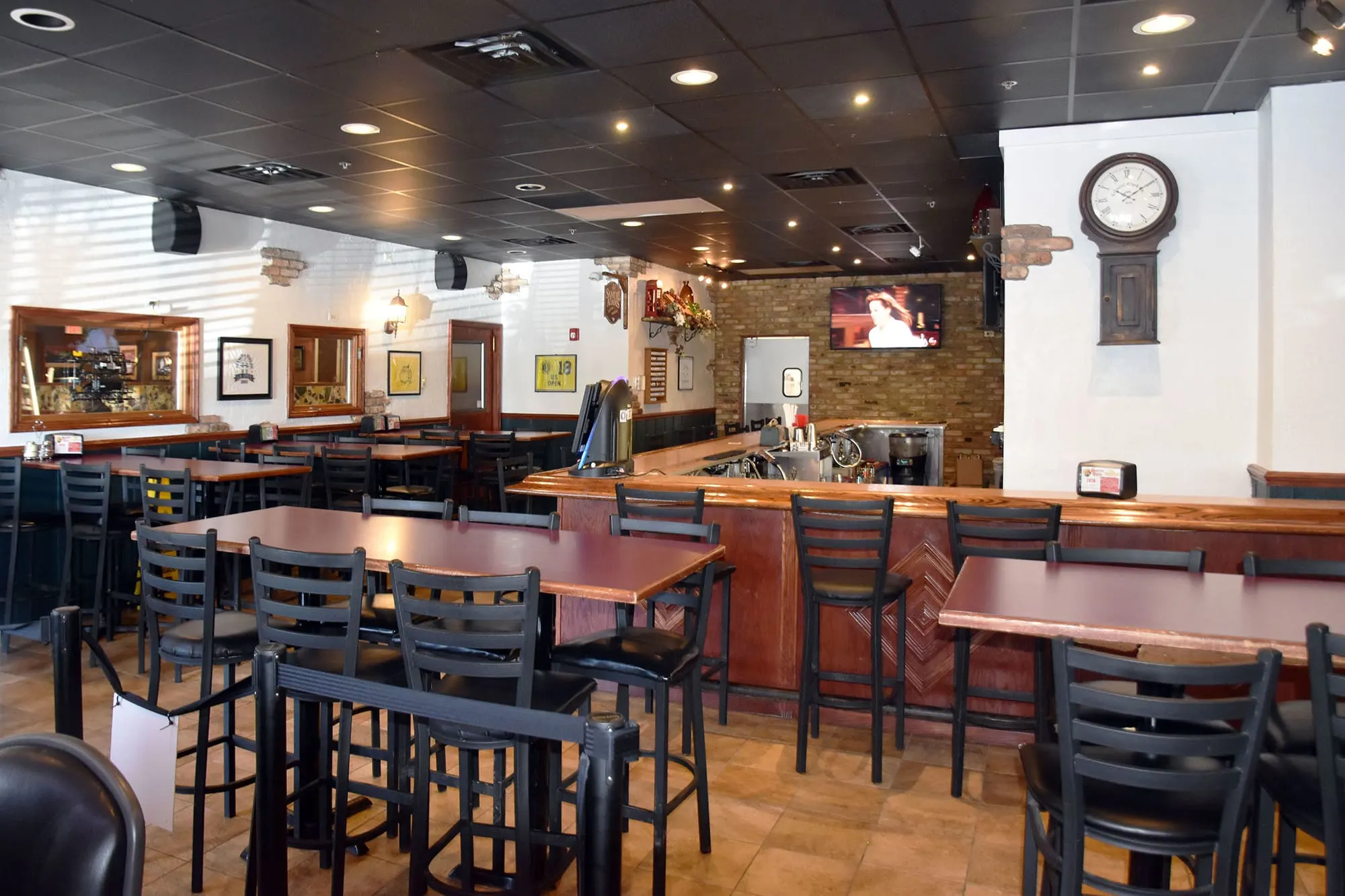 More interior seating at Beggars Pizza in Richton Park