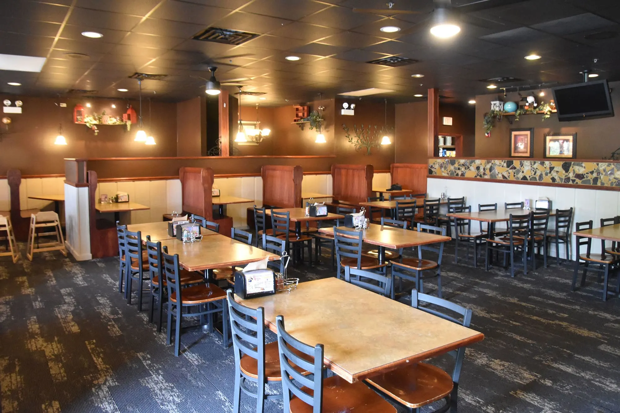 Another image of the interior seating at Beggars Pizza in Richton Park