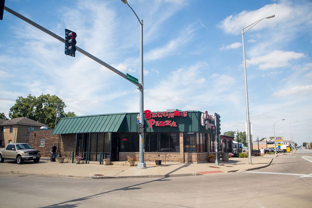 An exterior shot of the Blue Island Western location of Beggars Pizza